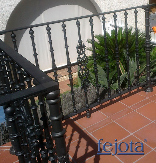 Balcones de terraza exterior con balaustres negro forja